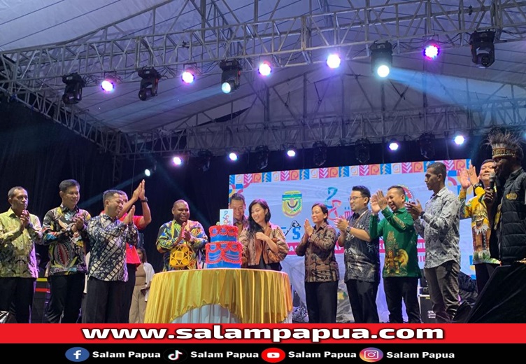 Pemotongan kue HUT Mimika ke-28 oleh Pj Bupati Mimika Valentinus Sudarjanto Sumito bersama Istri di malam perayaan (salampapua.com/Evita)