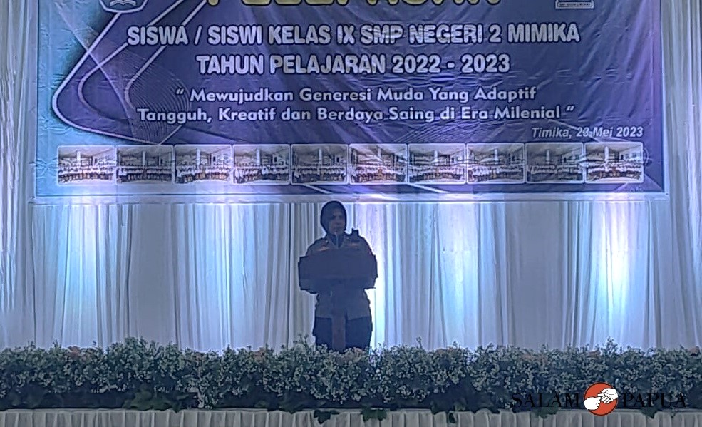 Ketua Panitia Acara Pelepasan Siswa SMPN 2 Mimika, AKP Saidah Rombrow saat menyampaikan laporan panitia (Foto:salampapua.com/Acik)