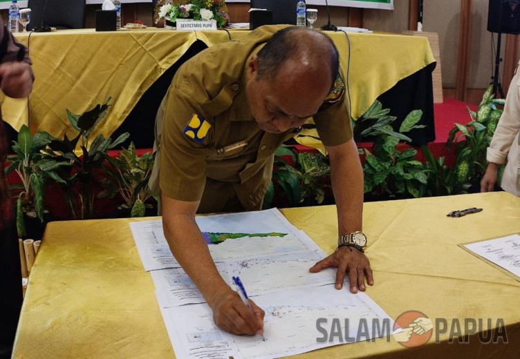 Penandatanganan berita acara oleh Plt Sekretaris Daerah, Robert Mayaut (salampapua.com/Evita)