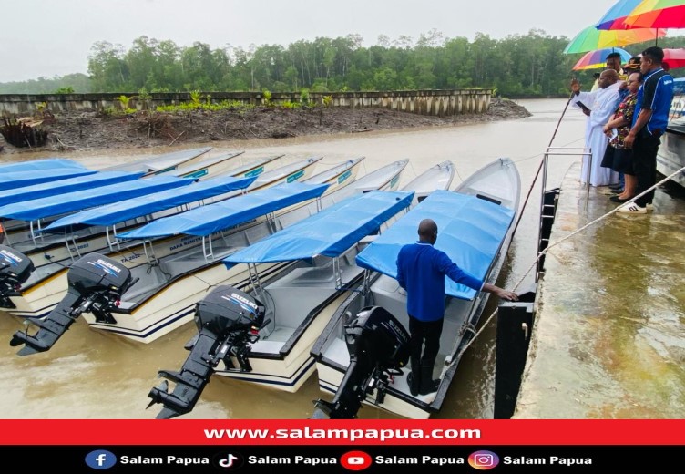 Ibadah pemberkatan perahu fiber oleh Pastor Didimus Kosi (salampapua.com/Evita)