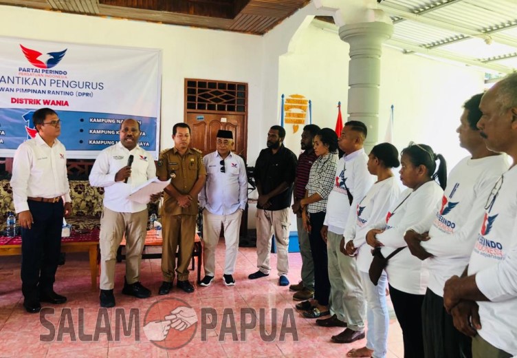 Ketua DPD Partai Perindo Kabupaten Mimika, Maximus Tipagau saat memberikan arahan kepada Pengurus Dewan Pimpinan Ranting Distrik Wania (salampapua.com/Evita)