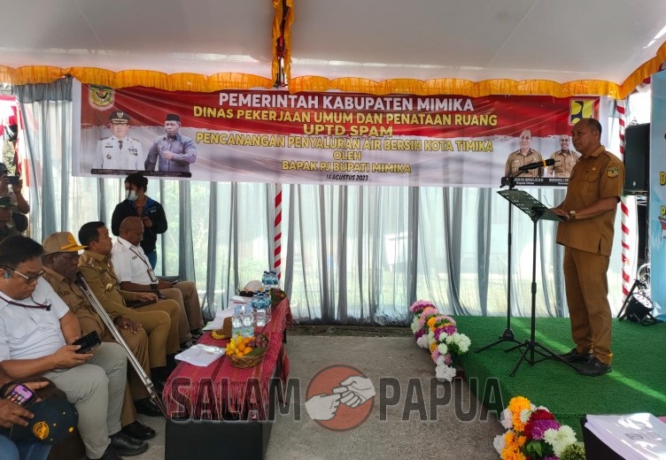 Kepala Dinas PUPR Mimika Dominggus Robert H. M. Mayaut saat menyampaikan laporannya (Foto:salampapua com/Acik)