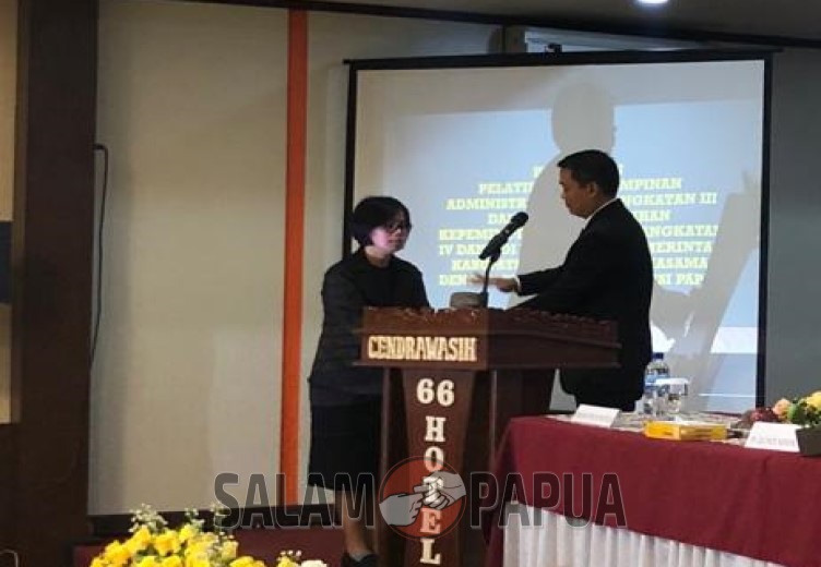 Pj Bupati Mimika Valentinus S Sumito,S.I.P,M.Si saat membuka kegiatan yang ditandai dengan pemukulan tifa (Foto:salampapua.com/Evita)