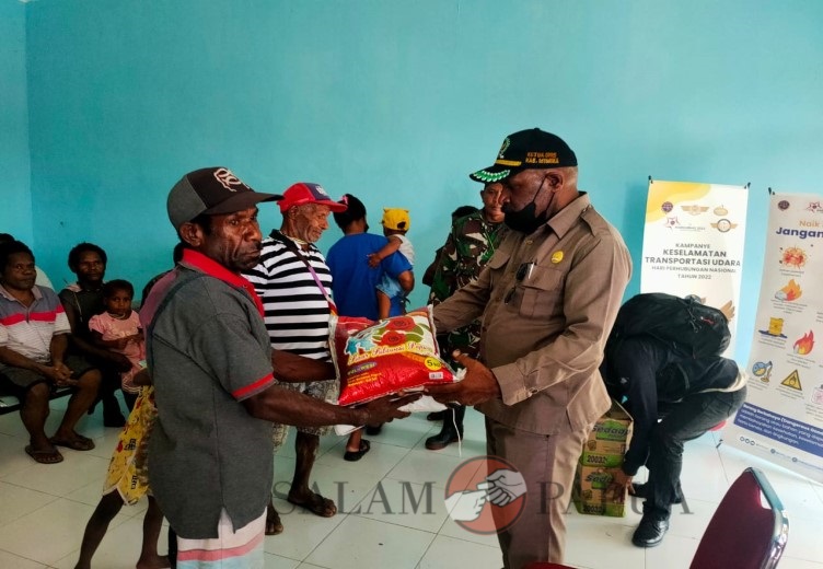 Penyerahan bantuan sembako kepada masyarakat Agimuga (Foto:salampapua.com/Acik)