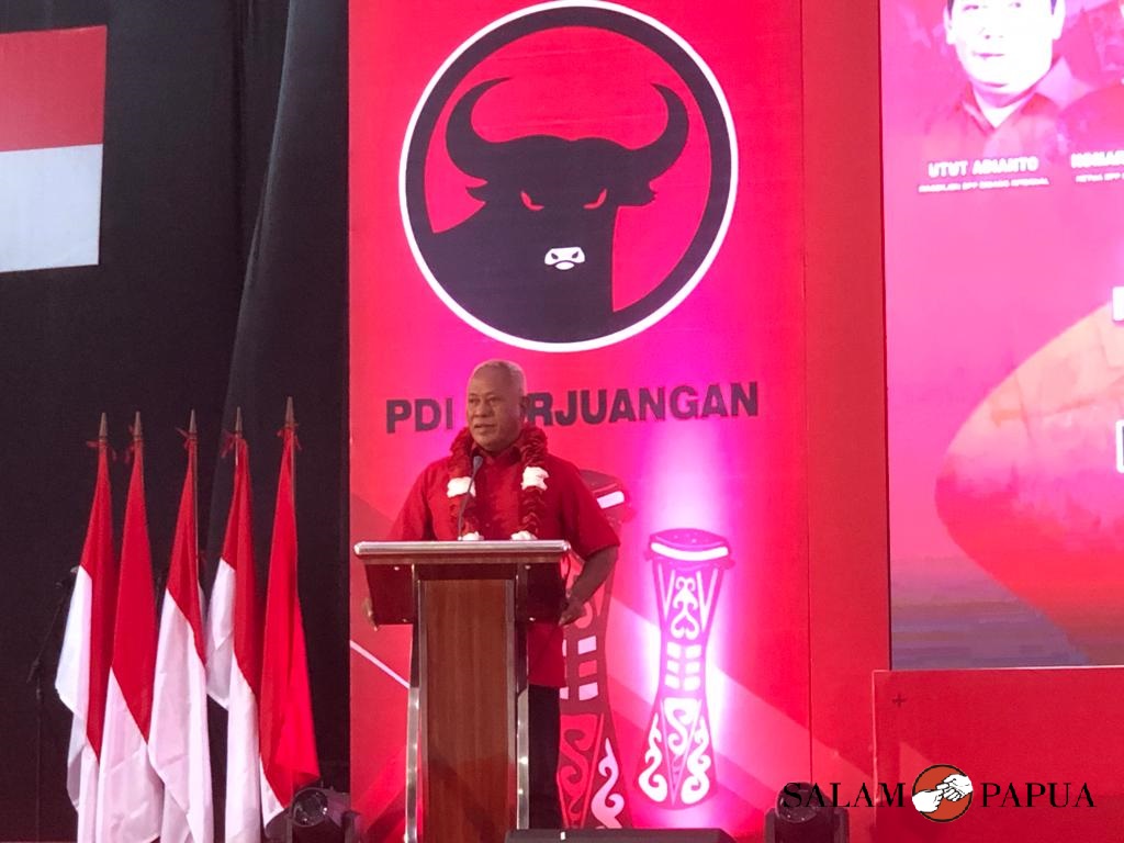 Ketua Bidang Kehormatan DPP PDIP Komarudin Watubun saat menyampaikan sambutan dan sekaligus membuka Rakor (Foto:salampapua.com/Evita)