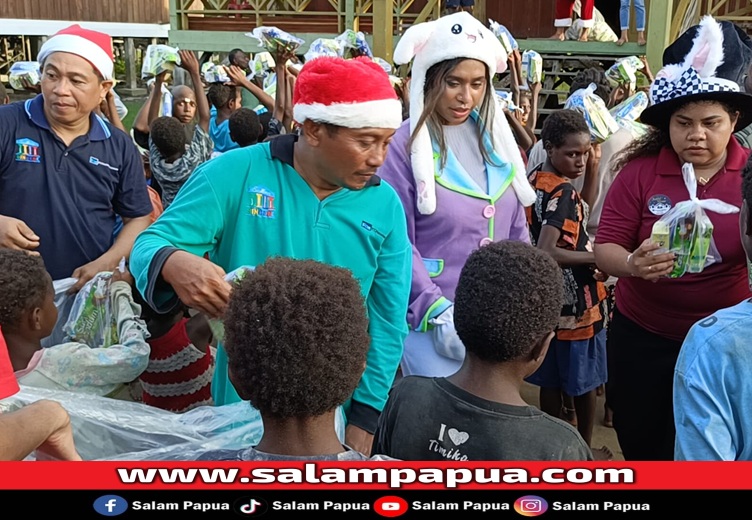 Tim natal ceria PTFI saat membagi bingkisan bagi anak-anak kampung Ohotya (salampapua.com/Acik)