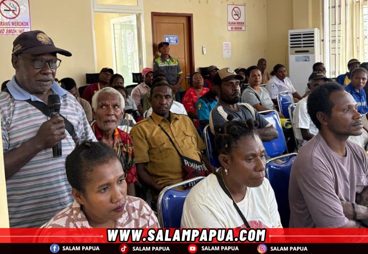 Situasi peserta kegiatan saat mengikuti kegiatan penyuluhan dan penyebarluasan kebijakan pajak dan retribusi daerah di Distrik Mimika Timur (salampapua.com/Evita)