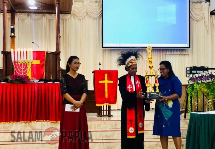 Pemberian hadiah lomba paduan suara oleh Pdt. Argin N S Reri,S.Si.Teol (salampapua.com/Evita)