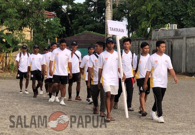 Atlet Takraw saat tiba di Lapangan Timika Indah (salampapua.com/Evita)