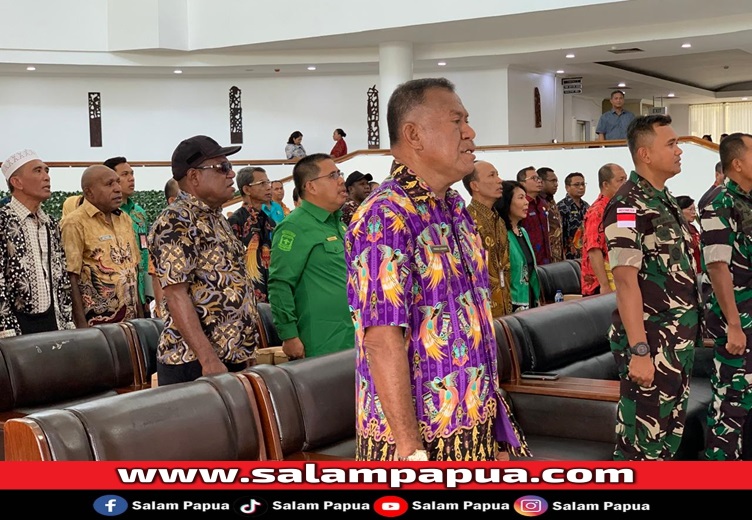Peserta saat menyanyikan lagu Indonesia Raya (salampapua.com/Evita)