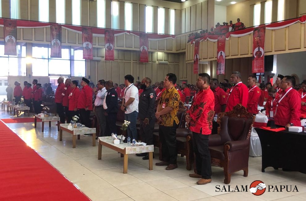 Peserta Rakor saat menyanyikan lagu Indonesia Raya (Foto:salampapua.com/Evita)