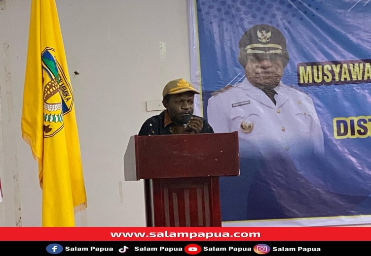 Sambutan Kepala Distrik Kwamki Narama Kristian Mote saat menutup kegiatan Musrenbang (salampapua.com/Evita)