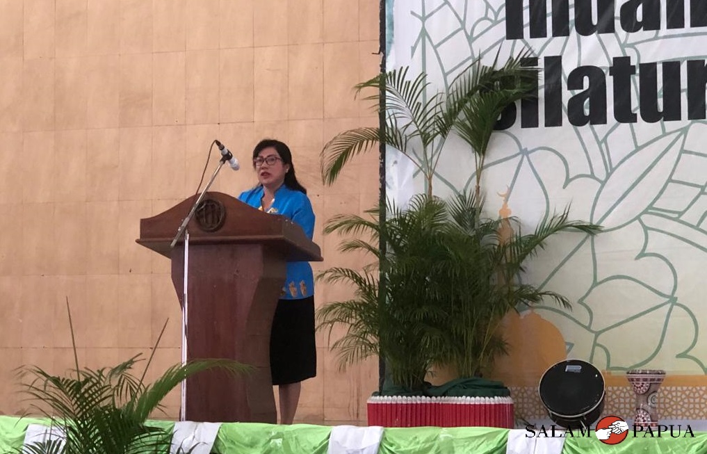 Asisten III Bidang Administrasi Umum Setda Mimika, Hendriete Tandiyono saat menyampaikan sambutan Plt Bupati Mimika Johannes Rettob (Foto:salampapua.com/Evita)