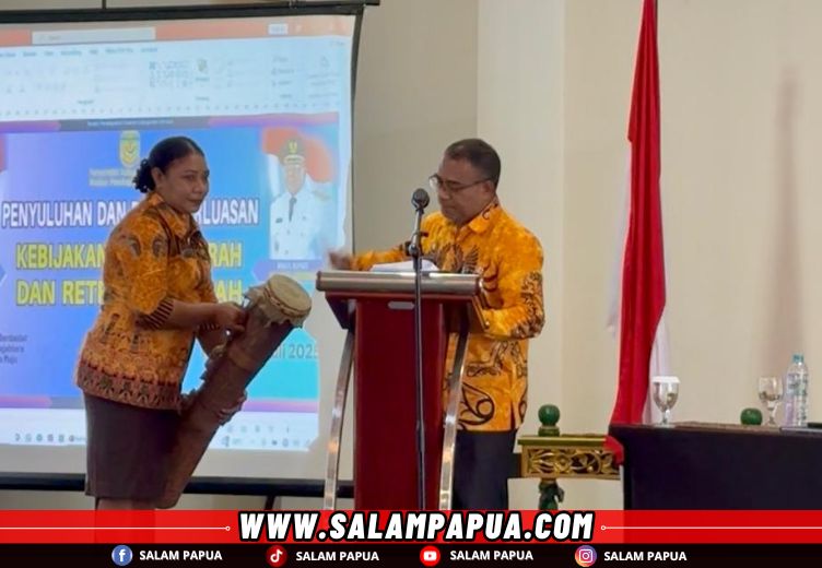 Pembukaan penyuluhan dan penyebarluasan kebijakan pajak daerah dan distribusi daerah oleh Asisten I Bidang Pemerintahan dan Kesejahteraan Rakyat Setda Mimika, Ananias Faot (salampapua.com/Evita)