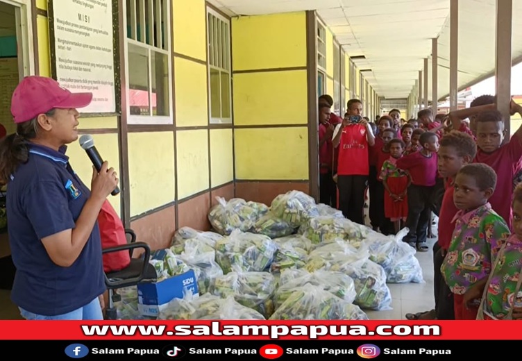 Penanggungjawab Program Perikanan Community Economi Development PTFI, Sophia Tapilatu saat berinteraksi dengan ratusan anak Fanamo (salampapua.com/Acik)