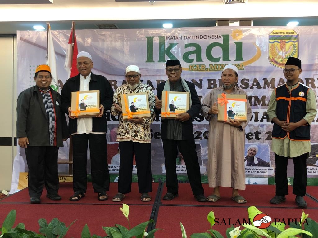 Pemberian bingkisan untuk perwakilan ustadz (Foto:salampapua.com/Evita)