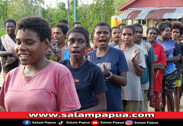 Anak-anak kampung Ohotya saat bernyanyi bersama (salampapua.com/Acik)