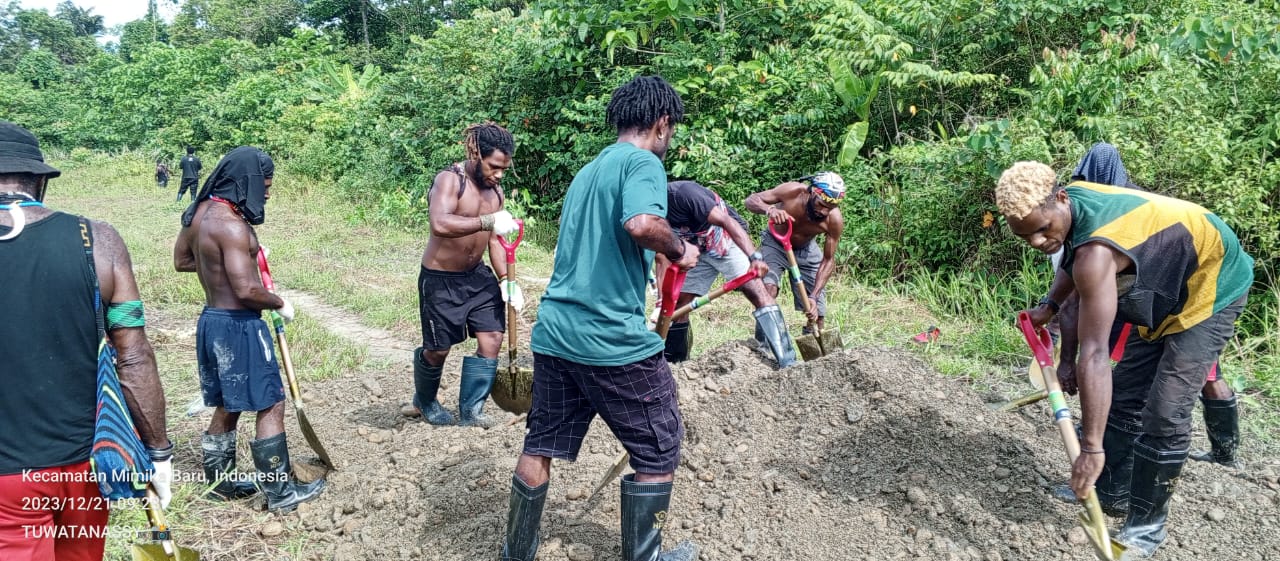 Penimbunan sepanjang jalan Kampung Lamopi (Foto:istimewa)