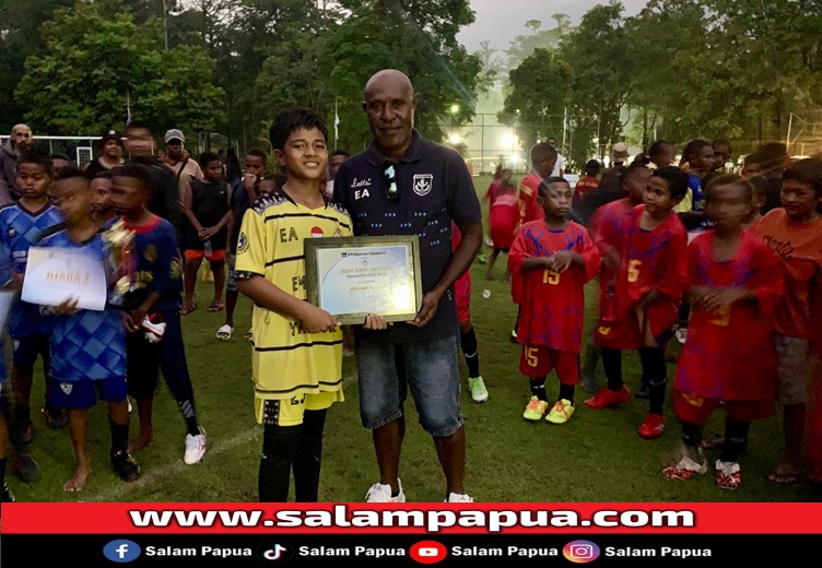 Pemberian piagam Best Goal Keeper dari Ketua Harian Persemi Mimika Emanuel Ananim (salampapua.com/Evita)