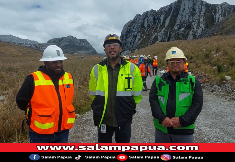 Manajer Highland Divisi Lingkungan PTFI Yohan Sunyoto (kanan) saat berada di lokasi kegiatan (salampapua.com/JR)