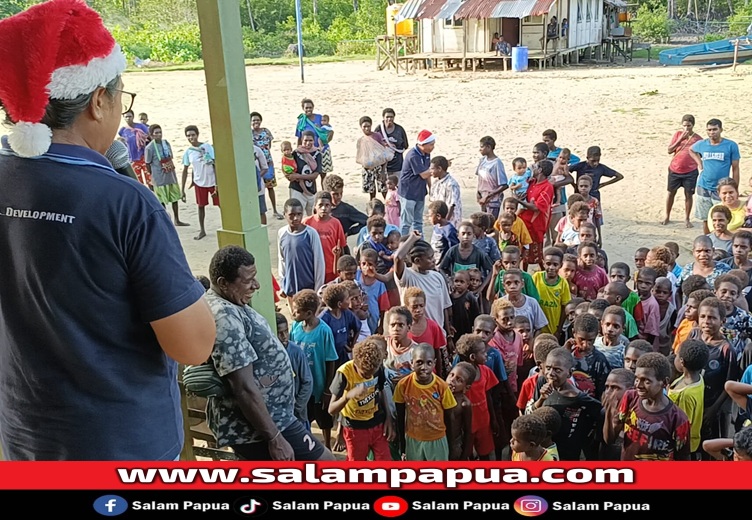 Anak-anak kampung Ohotya saat mendengarkan arahan dan bernyanyi bersama (salampapua.com/Acik)