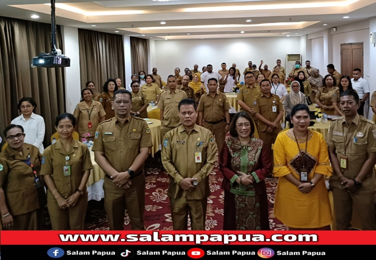 Foto bersama pemateri dan panitia pelaksana sosialisasi serta seluruh pejabat peserta sosialisasi (salampapua.com/Acik)