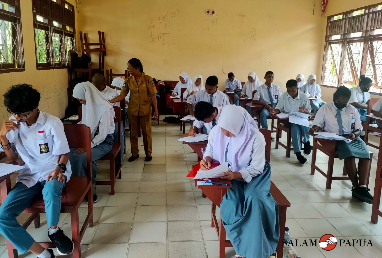Siswa-siswi SMAN 4 Timika saat mengikuti Ujian Sekolah (Foto:salampapua.com/Acik)