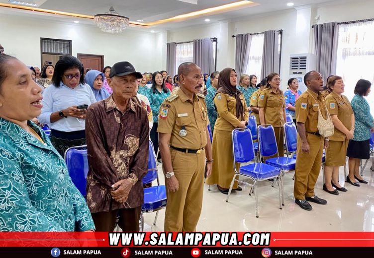 Situasi saat menyanyikan lagu Tanah Papua setelah pembukaan sosialisasi PHBS (salampapua.com/Evita)
