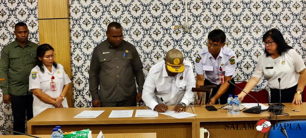 Penandatangan berita acara hasil Musrenbang RKPD Mimika 2024 oleh Pj Sekda Mimika Petrus Yumte mewakili Plt Bupati Mimika Johannes Rettob (Foto:salampapua.com/Evita)