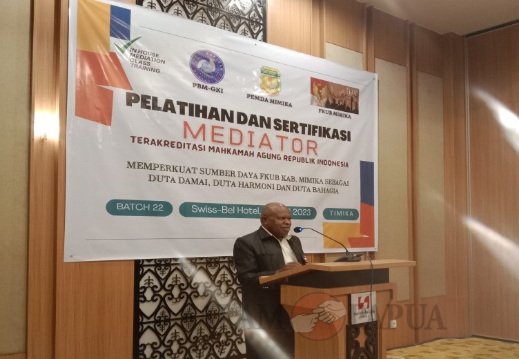 Ketua FKUB Mimika Ignasius Adii saat menyampaikan sambutannya pada pembukaan pelatihan (Foto:salampapua.com/Acik)