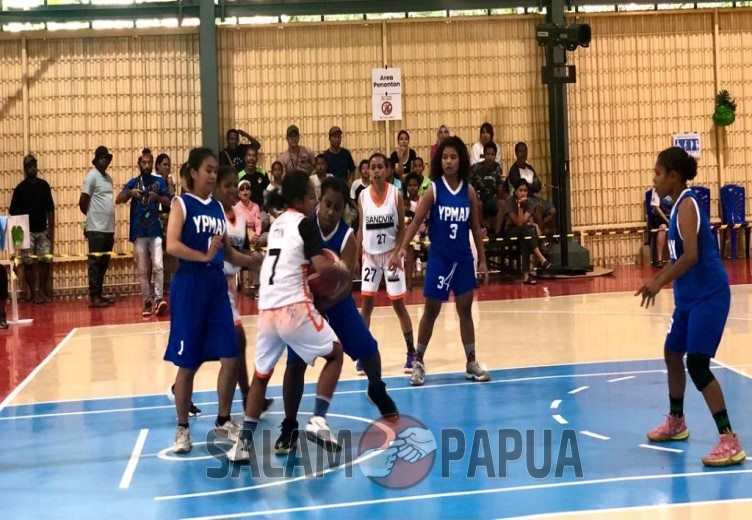 Situasi pertandingan tim Basket Putri YPMAK Vs Sandvik (Foto:salampapua.com/Evita)