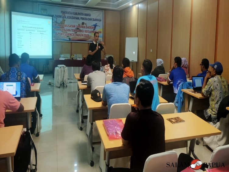 Pemateri Moh. Nanang Susanto saat menyampaikan materinya (Foto:salampapua.com/Acik)