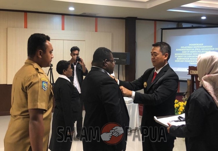 Penyematan tanda peserta oleh Pj Bupati Mimika Valentinus S Sumito,S.I.P,M.Si (Foto:salampapua.com/Evita)
