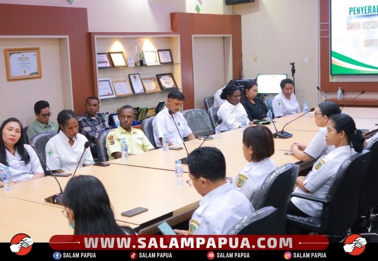 Tenaga kesehatan dari RSUD Elvrida Sara Kabupaten Nduga saat mendengar arahan dari Direktur RSUD Elvrida Sara Nduga, dr. Nataniel Imanuel Hadi, M.Kes., FISQUA (salampapua.com/Abeth)