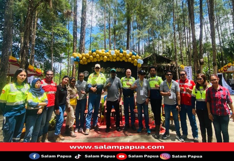 Foto bersama Direktur PT. Putra Otomona Jaya Gergorius Okoare dengan perwakilan dari PT Petrosea (salampapua.com/Evita)