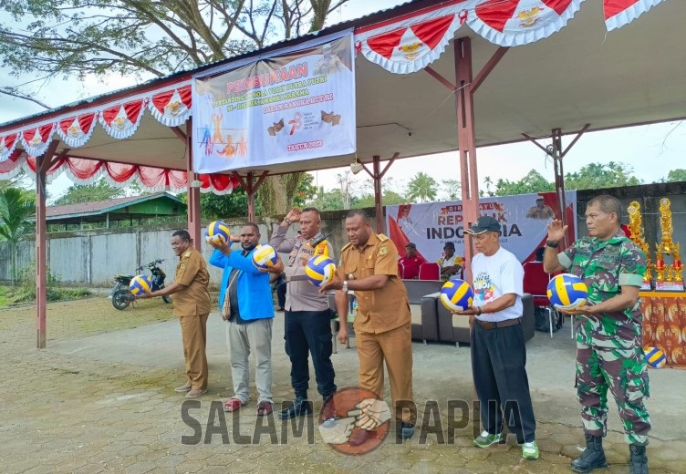 Kepala Distrik Kwamki Narama didampingi Kapolsek Kwamki Narama saat pembukaan pertandingan voli tanggal 7 Agustus 2023 (Foto:salampapua.com/Acik)