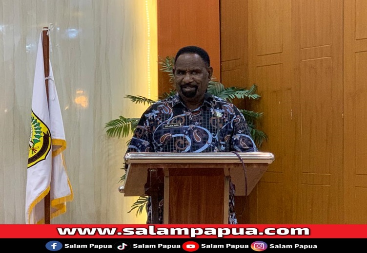 Asisten II Bidang Perekonomian dan Pembangunan Setda Mimika, Willem Naa saat membacakan sambutan Bupati Mimika Johannes Rettob (salampapua.com/Evita)