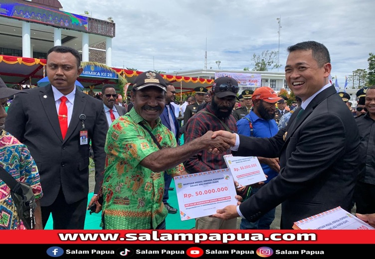 Pemberian Bantuan modal usaha oleh Pj Bupati Mimika Valentinus Sudarjanto Sumito kepada pelaku UMKM (salampapua.com/Evita)