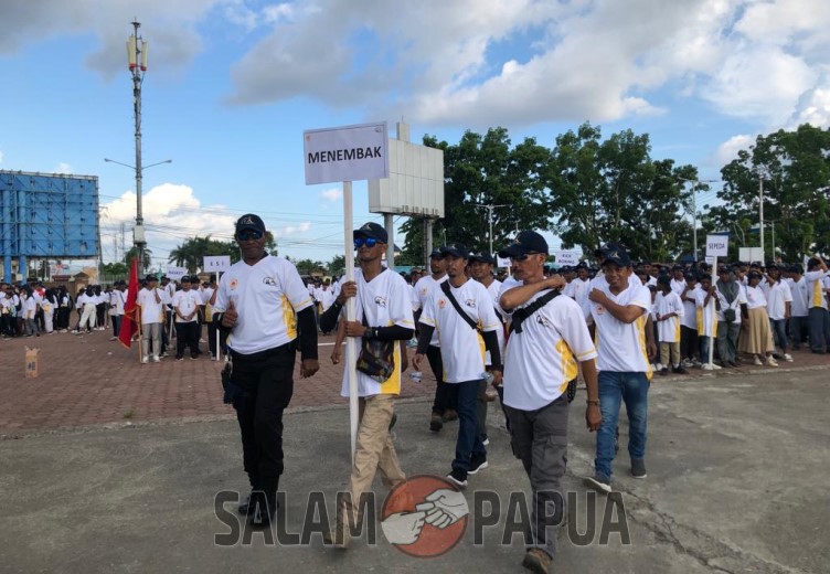 Atlet penembak saat melakukan defile dari Halaman Gedung Emeneme Yauware menuju Lapangan Timika Indah (salampapua.com/Evita)