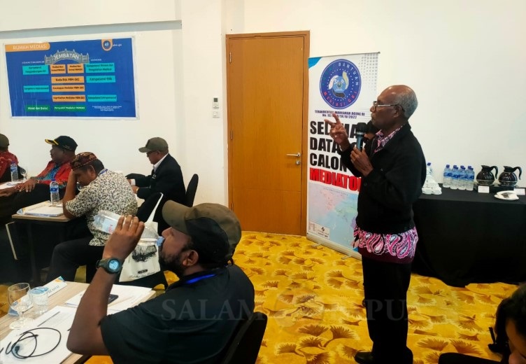 Peserta/Calon mediator berinteraksi dengan pemateri dalam sesi diskusi (Foto:salampapua.com/Acik)