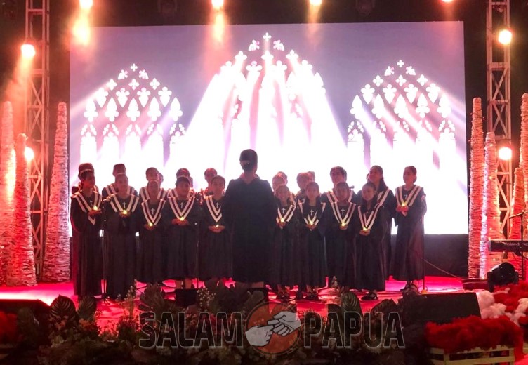 Paduan Suara Anak-anak karyawan PTFI di Kuala Kencana saat menyanyikan pujian rohani (salampapua.com/Evita)