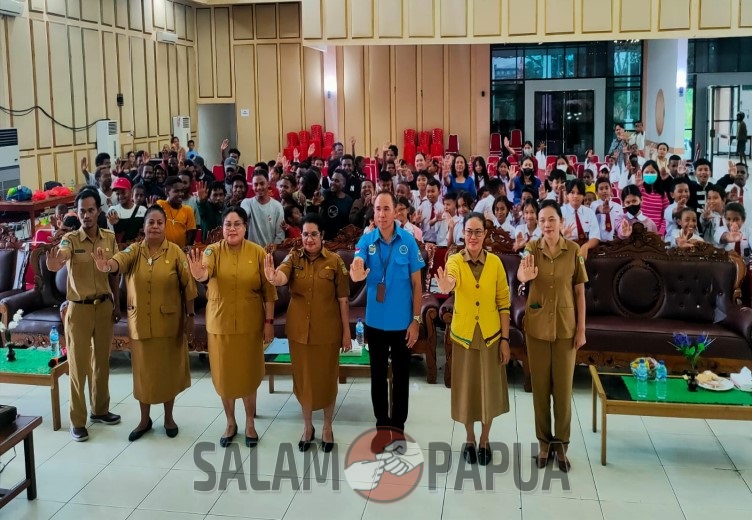 Foto bersama dengan simbol tangan stop Narkoba dan kekerasan terhadap anak (Foto:salampapua.com/Acik)