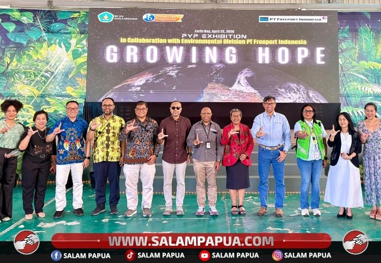Foto bersama usai pembukaan PYP Exhibition SD YPJ KK (salampapua.com/Evita)