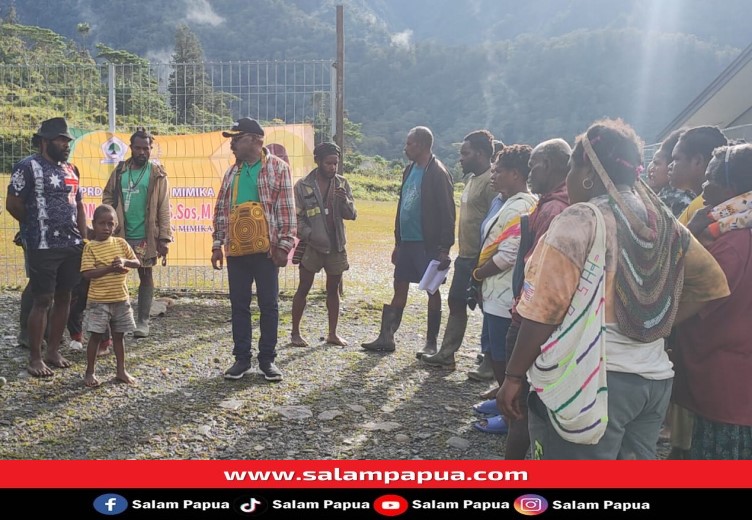 Ketua DPRD Mimika Anton Bukaleng saat mendengarkan aspirasi perwakilan masyarakat Angogin Tembagapura (salampapua.com/Acik)