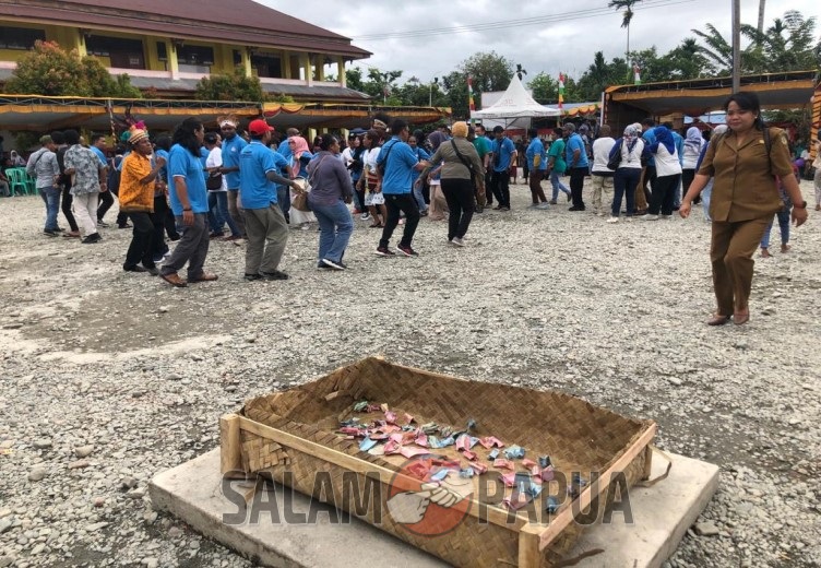 Tarian Seka oleh alumni SD Koperapoka (Foto:salampapua.com/Evita)