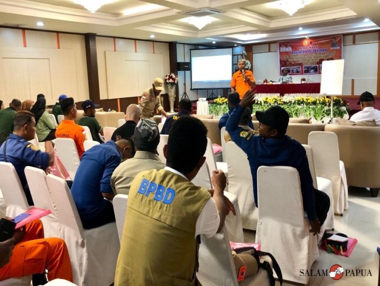 Narasumber saat menyampaikan materi (Foto:salampapua.com/Evita)