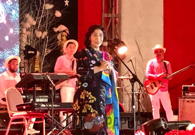 Tokoh Perempuan Inspiratif Indonesia dan juga mantan Menteri Kelautan dan Perikanan RI, Susi Pudjiastuti turut hadir dalam perayaan Natal PTFI 2023 di area lowland (salampapua.com/Evita)