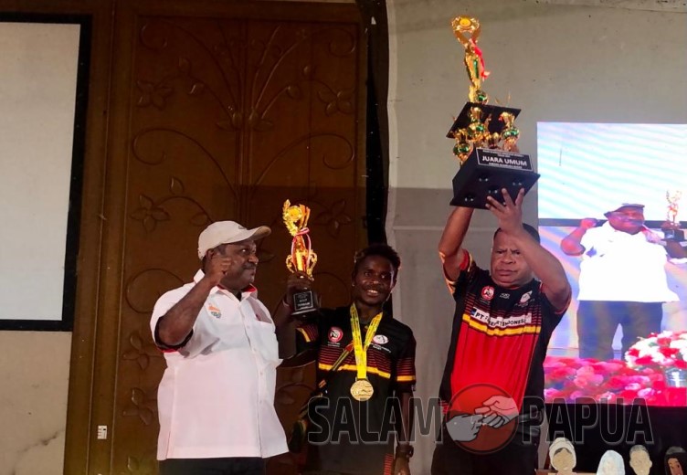 Pemberian piala kepada atlet Rugby oleh Ketua Bidang Organisasi KONI Mimika, Bobby S Yakadewa (salampapua.com/Evita)