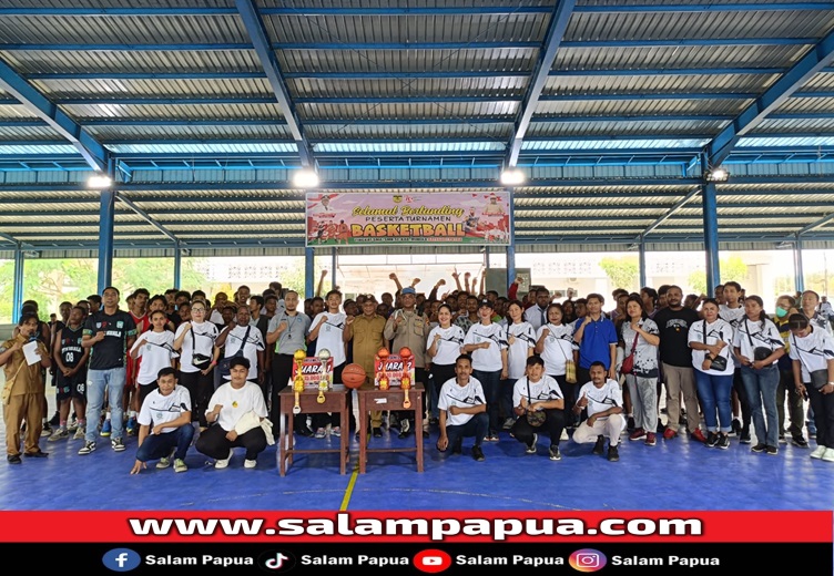 Foto bersama beberapa tim dan panitia pelaksana pertandingan Basketball (salampapua.com/Acik)