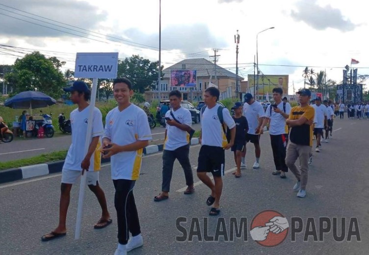 Atlet Takraw saat melakukan defile dari Halaman Gedung Emeneme Yauware menuju Lapangan Timika Indah (salampapua.com/Evita)